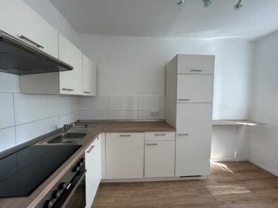 ---Sanierte 3-Raum Wohnung mit Einbauküche in Lusan---