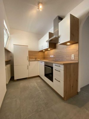 Sehr schöne 1,5 Zimmer Wohnung mit großer Loggia in bester, zentraler Lage