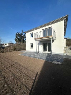 Neubau Erstbezug! Wunderschöne 3 ZW mit Balkon plus Küche, EBK, Keller, Stellplatz