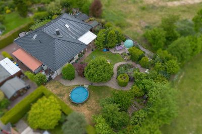 Eleganter Winkelbungalow mit Gartenidylle und Ausbaureserve