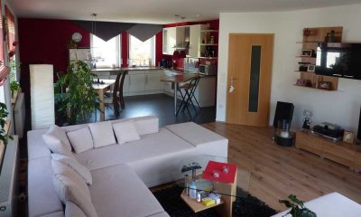 Helle, geräumige 4-Zimmer-Wohnung mit geh. Ausstattung, Top Zustand, Balkon und EBK in Bamenohl
