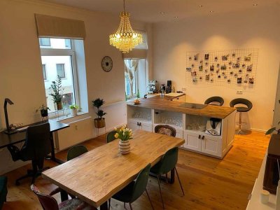Zentrale 2-Zimmer-Wohnung mit Altbaucharme nahe Uni - teilmöbilie