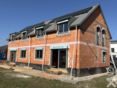 Neubau-Doppelhaushälfte in ruhiger und sonniger Lage von Pichling