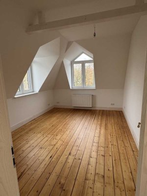 Großzügige 6-Zimmer Maisonette-Wohnung mit Balkon in Hamburg-Marienthal