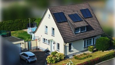 Von Privat! Freistehender Familientraum mit zauberhaftem Garten und überdachter Terrasse