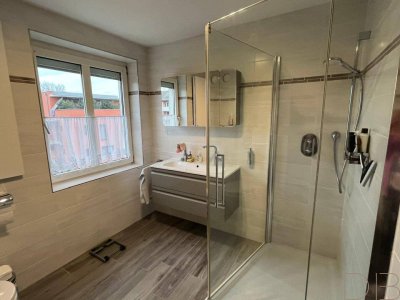 DB IMMOBILIEN | Sanierte 3 Zimmerwohnung mit Balkon und Parkplatz in unmittelbarer Thermen Nähe! MIETKAUF möglich!