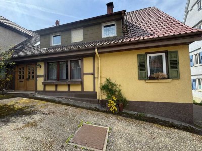**Seltene Doppelhaushälfte mit Gewerbeeinheit**