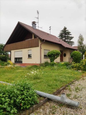 Gepflegtes Einfamilienhaus mit fünf Zimmern und EBK in Oggelshausen, Oggelshausen