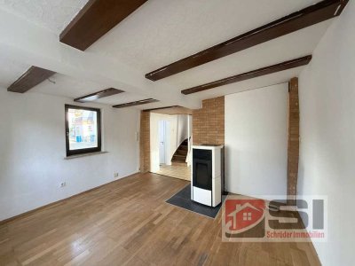 Kompaktes Reiheneckhaus mit Balkon und Nebengebäude