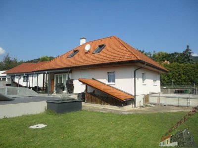 Tolles Einfamilienhaus mit großem Pool (ca.32m²), ausbaubarem Dachgeschoß und Doppelgarage wartet auf Sie!