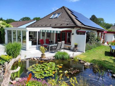 Walmdachbungalow beim OSTSEEBAD 165 m² / 900 m², PV-Anlage, Sauna, Doppel-Carport, Gartenhaus, Teich