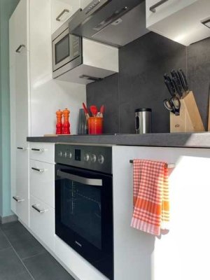 Gehobene und vollmöblierte Wohnung mit großzügigem Balkon und Einbauküche
