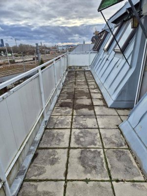 SCHÖNSTE TERRASSE IN DER RUTHNERGASSE/SANIERUNGSBEDÜRFTIGE DG-WOHNUNG NÄHE S-BAHN SIEMENSTRASSE