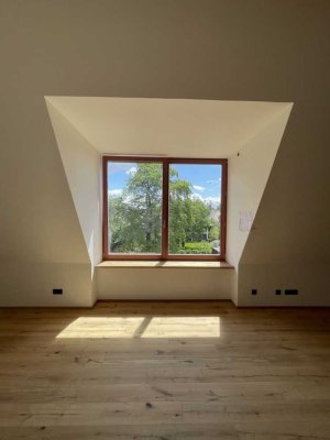 DESIGNVILLA NYMPHENBURG | PENTHOUSE-WOHNWELT MIT LOGGIA & BEEINDRUCKENDER DACHARCHITEKTUR