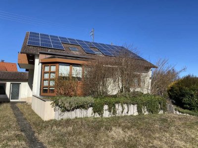 Freistehendes Wohnhaus mit Garten und großer Garage