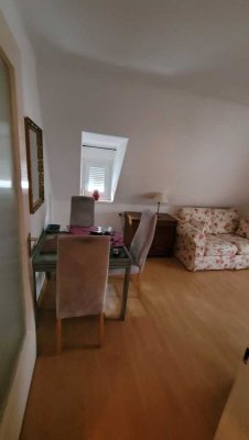 Ruhige 2-Zimmer-Dachgeschosswohnung (46 m²) – in Stuttgart-Obertürkheim inkl. Bühne