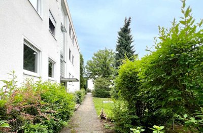 Im Erdgeschoss:  3,5-Zimmer Wohnung mit Balkon, Stellplatz und optional Garage