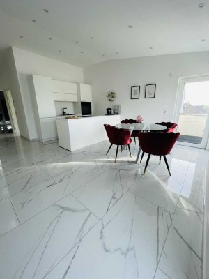 Modernes 2-Zimmer-Penthouse vollständig möbiliert mit EBK und Balkon in Köln - Befristet