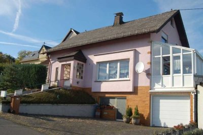 "FÜR DIE FAMILIE GEEIGNET - IDYLLISCHES WOHNHAUS MIT GARTEN - IN RUHIGER ORTSLAGE-NÄHE KAISERSESCH"