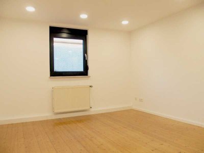 Familie herzlich willkommen! Sehr schönes, renov. EFH mit Südgarten u. 2 Garagen in zentraler Lage