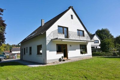 **Gepflegtes Zweifamilienhaus mit Doppelgarage in Schönecken in der Eifel**