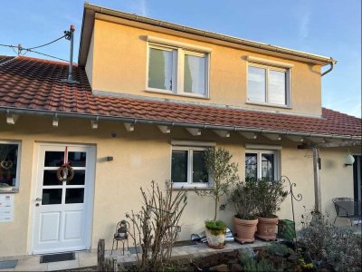 WI-Bürg: Neuwertige DG-Wohnung in traumhaft ruhiger Lage