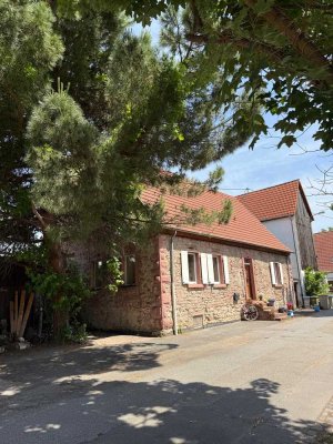 Charme & Gemütlichkeit! Historisches Buckelquader-Haus in liebevolle Hände abzugeben