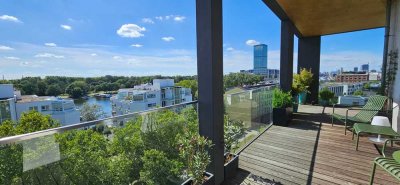 Weitblick auf Spree und Skyline: Moderne Wohnung mit TG-Stellplatz