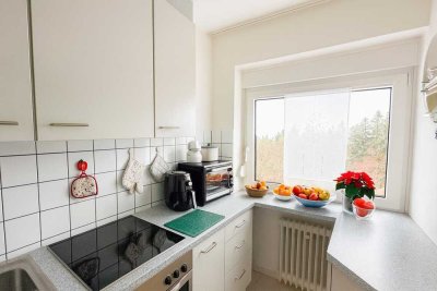 Moderne 2-Zimmer-Wohnung mit Garage und Kellerabteil – Wohnen am Waldrand mit traumhafter Aussicht