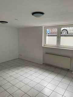 Modernisierte 1-Zimmer-Wohnung im Souterrain mit EBK in Griesheim - 3 Minuten zur Strassenbahn