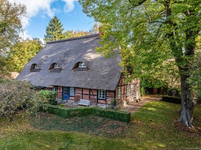Denkmalgeschütztes Bauernhaus unter Reet in Eutin-Fissau