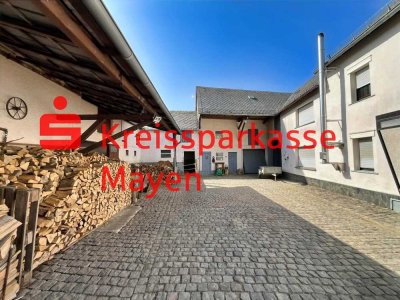 Ehemaliger Bauernhof mit Hof, Scheune, Nebengebäude und Garten.