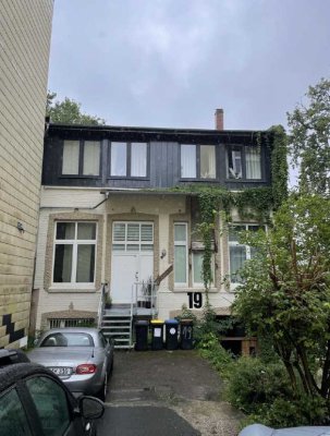 Stilvoll wohnen in historischem Ambiente – charmante Altbaudachgeschosswohnung mit solider Rendite
