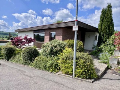 Ruhige Lage - toller Blick! Freistehender Bungalow mit großer Einliegerwohnung