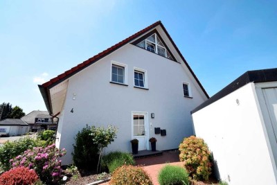 Gemütliche + renovierte 
Maisonette-Wohnung
EBK, vielseitig nutzbarer Spitzboden
Garage + Stellpl