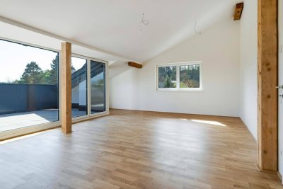 Ruhige 3-Zimmer-Dachgeschosswohnung mit Blick auf den Stille-Nacht-Bezirk sowie Bergblick