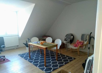 Aufwändig sanierte Altbauwohnung mit Wohnküche und herrlichem Blick!