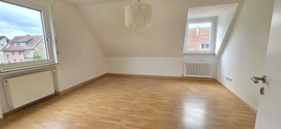 Moderne Wohnung im DG: Einbauküche inklusive