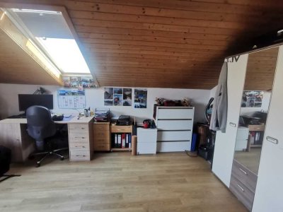 +STEINHÖRING/ LK Ebersberg+ für Berufsanfänger: Schöne 1-Zi.-DG-Wohng., gr. SW-Balkon, Hofstellpl.