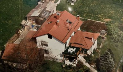 Sukzessive modernisiertes Zweifamilienhaus mit Gartenidylle, Nebengebäude (Halle) und Doppelgarage