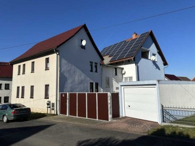 Die Familie unter einem Dach - zwei Häuser mit Swimmingpool auf einem Grundstück