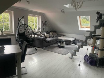Freundliche 2-Zimmer-Dachgeschosswohnung mit separatem Hauseingang, Terrasse und Vorgarten in Kiel