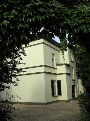 Von Privat: Möbliertes Appartement in Villa im Park