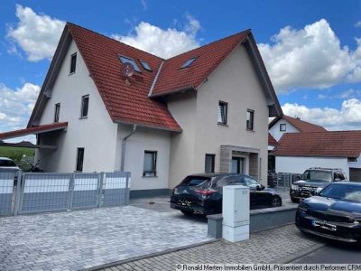 zwei hochwertig ausgestattete Doppelhaushälften mit Garten, Carport und Stellplatz - vermietet