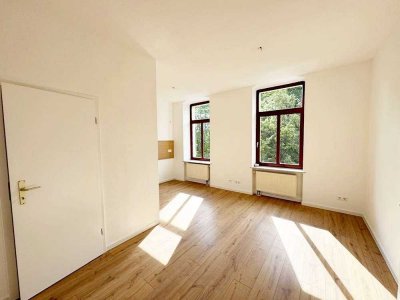"Frisch renovierte 2-Zimmer-Wohnung mit großzügigem Wohnbereich und Dusche"