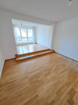 S-WANGEN! Schöne, großzügige und helle 2-Zi.Wohnung * EBK * große Dachterrasse * gute Lage *