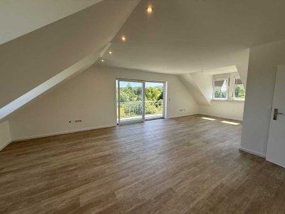 Erstbezug nach Sanierung !!! Geschmackvolle 4-Zimmer-Wohnung mit Balkon und Pool in Feldrandlage