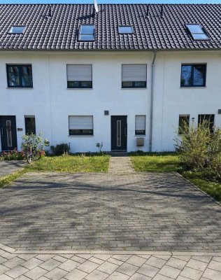 Stadt trifft Natur:  5 Zimmer-Reihenmittelhaus mit Seenähe