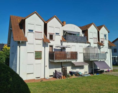Gepflegte 2-Raum-DG-Wohnung mit Einbauküche, Gästebad, Stellplatz und Kellerraum