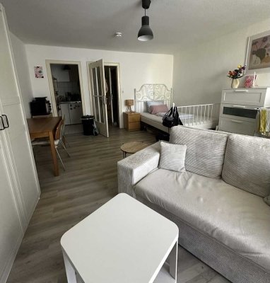 Frankfurter-City, Nähe Zeil: 1-Zimmer-Apartment, Balkon mit Blick ins Grüne